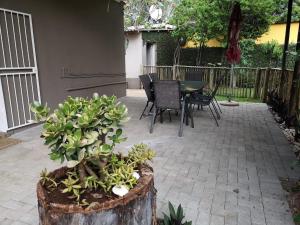 een terras met een tafel, stoelen en een hek bij Ducks Nest in Malelane