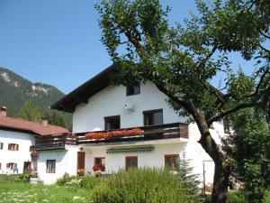a white building with flowers on the roof at Haus Antlinger in Reutte