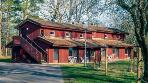 a red barn with a gambrel roof at Kvarnen i Borgvik in Borgvik
