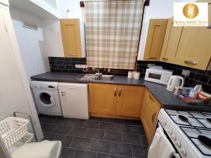 Dapur atau dapur kecil di Sensational Stay Short Lets & Serviced Accommodation 2 bedroom Apartment Aberdeen, Middlefield Place