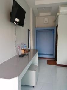 a room with a counter with a tv on the wall at เคียงภูวิลล่า in Sangkhom