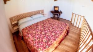 um quarto com uma cama com um cobertor vermelho em La Casa del mandarino di Borgo Carbone em Locri