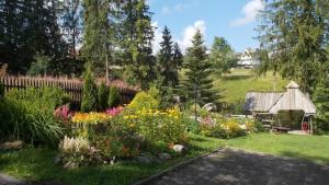 un giardino con un mazzo di fiori in un cortile di Willa Mery a Zakopane