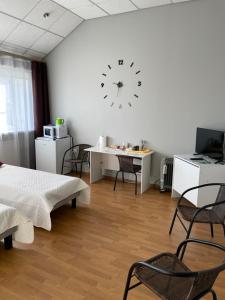 Cette chambre comprend un lit et une horloge murale. dans l'établissement Narva Kangelaste 2 Apartments, à Narva