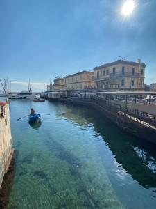 a person in a kayak in a river with buildings at Transatlantico in Naples