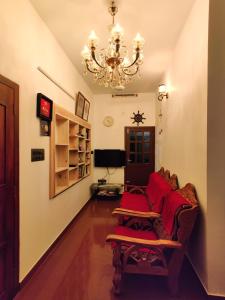 pasillo con lámpara de araña y sala de estar en Calvin's Inn, en Kochi