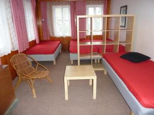 ヨセフーフ・ドゥールにあるChata U Vlekuのベッドルーム1室(二段ベッド2台、椅子、テーブル付)