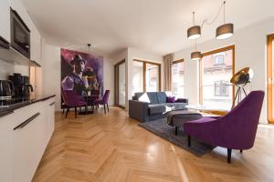 een woonkamer met een bank en een tafel bij Modernes Apartment am Neumarkt in Dresden