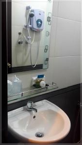 un lavabo con secador de pelo en el espejo en GoodHope Hotel, Kelana Mall, en Petaling Jaya