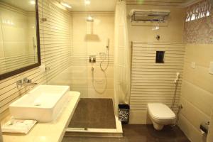 Ein Badezimmer in der Unterkunft Hotel Emerald