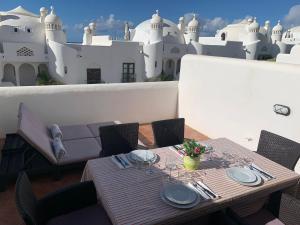 een tafel met borden op een balkon bij Adeje Paradise en Playa Paraiso in Adeje