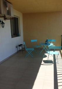 Cette chambre dispose d'une terrasse avec une table et des chaises. dans l'établissement Santa Lina, à Ajaccio