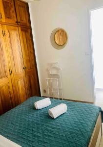 - une chambre avec un lit et 2 serviettes dans l'établissement Santa Lina, à Ajaccio