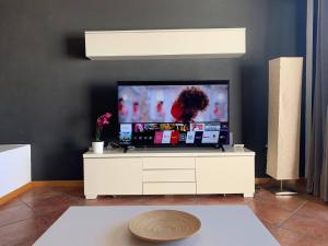 TV a/nebo společenská místnost v ubytování Adeje Paradise en Playa Paraiso