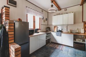 Kuchnia lub aneks kuchenny w obiekcie Jarzębinowa - Dom do wynajęcia na Podlasiu