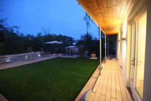 a backyard with a lawn with tables and umbrellas at Boutique Hotel Villa Katharina in Bamberg