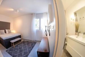 Postel nebo postele na pokoji v ubytování Hillside Apartments Rogoznica - The Penthouse