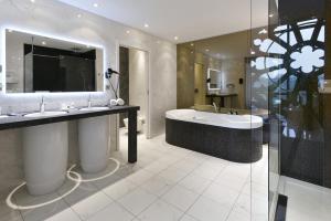 Bilik mandi di Martin's Dream Hotel