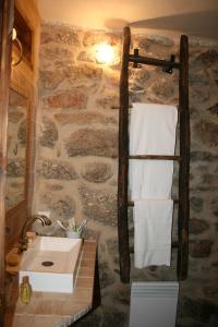 baño con lavabo y pared de piedra en Casa Cristina, en Miranda del Castañar