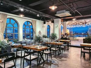 um restaurante com mesas e cadeiras num quarto em Liberty Lao Cai Hotel - Events em Pho Mới