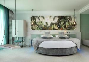 - une chambre avec un grand lit orné d'une peinture murale dans l'établissement Paris j'Adore Hotel & Spa, à Paris