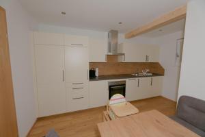 A kitchen or kitchenette at Mounira Ladis