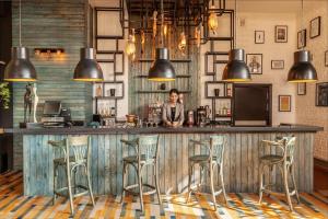 une femme debout dans un bar avec tabourets dans l'établissement Holiday Inn Cairo Maadi, an IHG Hotel, au Caire