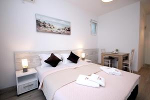 Postel nebo postele na pokoji v ubytování Apartments Sarić