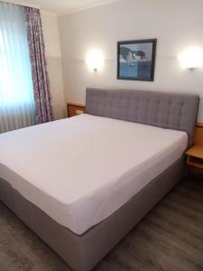 ein Schlafzimmer mit einem großen Bett in einem Zimmer in der Unterkunft Apartment 85 im Dünenpark in Binz