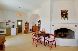 a living room with a table and a fireplace at Hasienta House in Frilingiánika