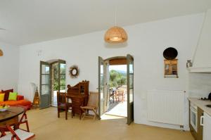 cocina y sala de estar con mesa y sillas en Hasienta House en Frilingiánika