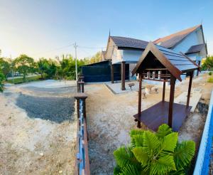 Το κτήριο όπου στεγάζεται  η παραθεριστική κατοικία