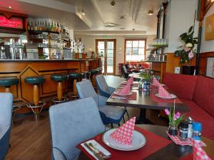 un ristorante con tavoli e sedie con cappelli da festa di Hotel König a Vienna