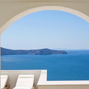 フィラにあるアトランティス ホテルの海の景色を望む客室です。