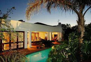 una casa con piscina frente a ella en Lemon Tree Lane, en Port Elizabeth