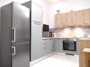 una cocina con nevera de acero inoxidable y armarios en Large apartment close to rocky beach MCRE1-1 en Sliema