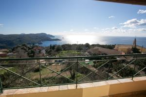 パレオカストリッツアにあるVilla Marcoの家のバルコニーから海の景色を望めます。