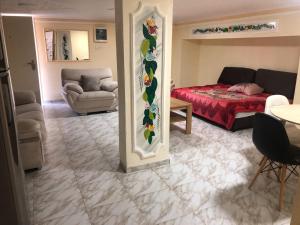 ein Schlafzimmer mit einem Bett und ein Wohnzimmer mit einem Sofa in der Unterkunft Zohara in Naḥf