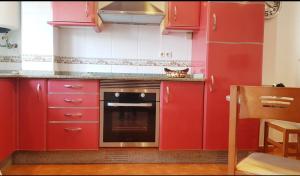 Kuchyň nebo kuchyňský kout v ubytování Apartamento playa da Ribeira