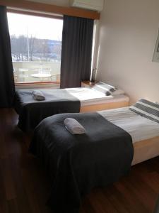 Llit o llits en una habitació de Tammisaaren Kaupunginhotelli