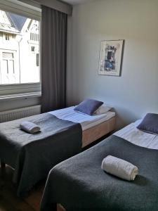 Łóżko lub łóżka w pokoju w obiekcie Tammisaaren Kaupunginhotelli