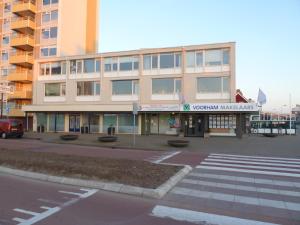 ein Gebäude mit einem Fußweg vor einer Straße in der Unterkunft Appartement "Zicht op de Vuurtoren" in Noordwijk aan Zee