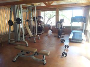 un gimnasio con varios equipos de ejercicio en una habitación en Hotel Villa Belvedere, en Cefalú