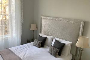 En eller flere senge i et værelse på River View + 15 billeder