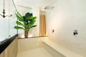 Kamar mandi di Athens Ivy Suites