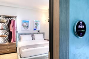 Postel nebo postele na pokoji v ubytování Athens Ivy Suites