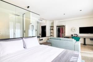 TV a/nebo společenská místnost v ubytování Athens Ivy Suites