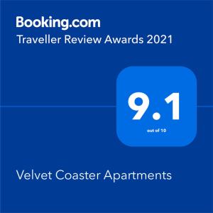 uma imagem dos prémios de comentários de viagem com uma caixa azul em Velvet Coaster Apartments em Blackpool