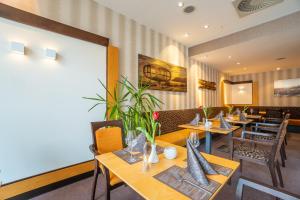 
A restaurant or other place to eat at Centralhotel Binz
