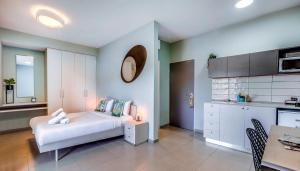 Postel nebo postele na pokoji v ubytování Almogim Suites Eilat Hotel